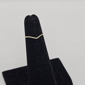 thin gold tone ring with chevron point size 3.25